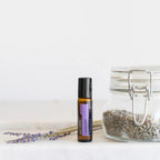 Roll-On Lavanda Touch doTERRA 10ml — lavanda seca com frasco de cristal e raminhos fundo branco, aromaterapia natural