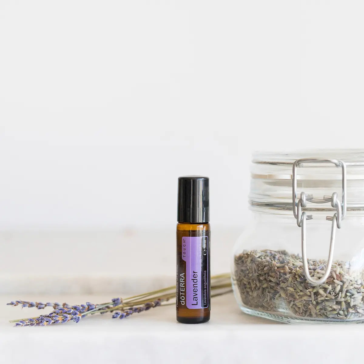 Roll-On Lavanda Touch doTERRA 10ml — lavanda seca com frasco de cristal e raminhos fundo branco, aromaterapia natural