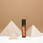 Roll-On Neroli Touch doTERRA 10ml — pirâmides de pedra fundo bege minimalista, aromaterapia neroli doTERRA