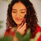 Roll-On Passion Touch doTERRA 10ml — mulher morena de cabelo encaracolado a aplicar com bokeh, aromaterapia