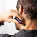 Roll-On PastTense doTERRA 10ml — homem a aplicar na nuca em primeiro plano, aromaterapia alívio tensão doTERRA