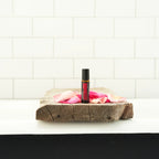 Roll-On Rosa doTERRA 10ml — tábua de madeira rústica com pétalas de rosa em azulejo de banho, CPTG