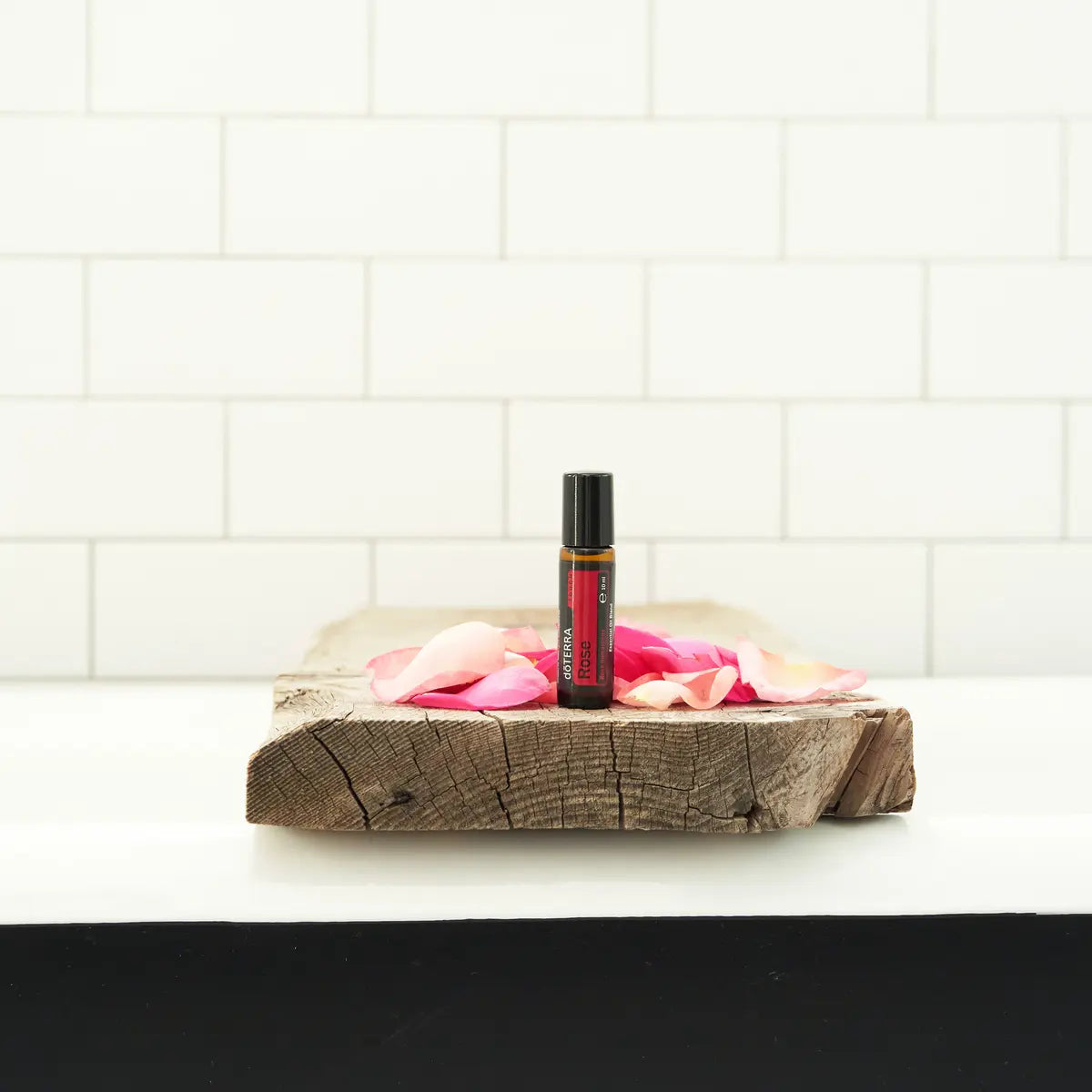Roll-On Rosa doTERRA 10ml — tábua de madeira rústica com pétalas de rosa em azulejo de banho, CPTG