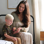 Thinker doTERRA Roll-On 10ml — mãe a aplicar em menino loiro no quarto, óleo essencial concentração criança