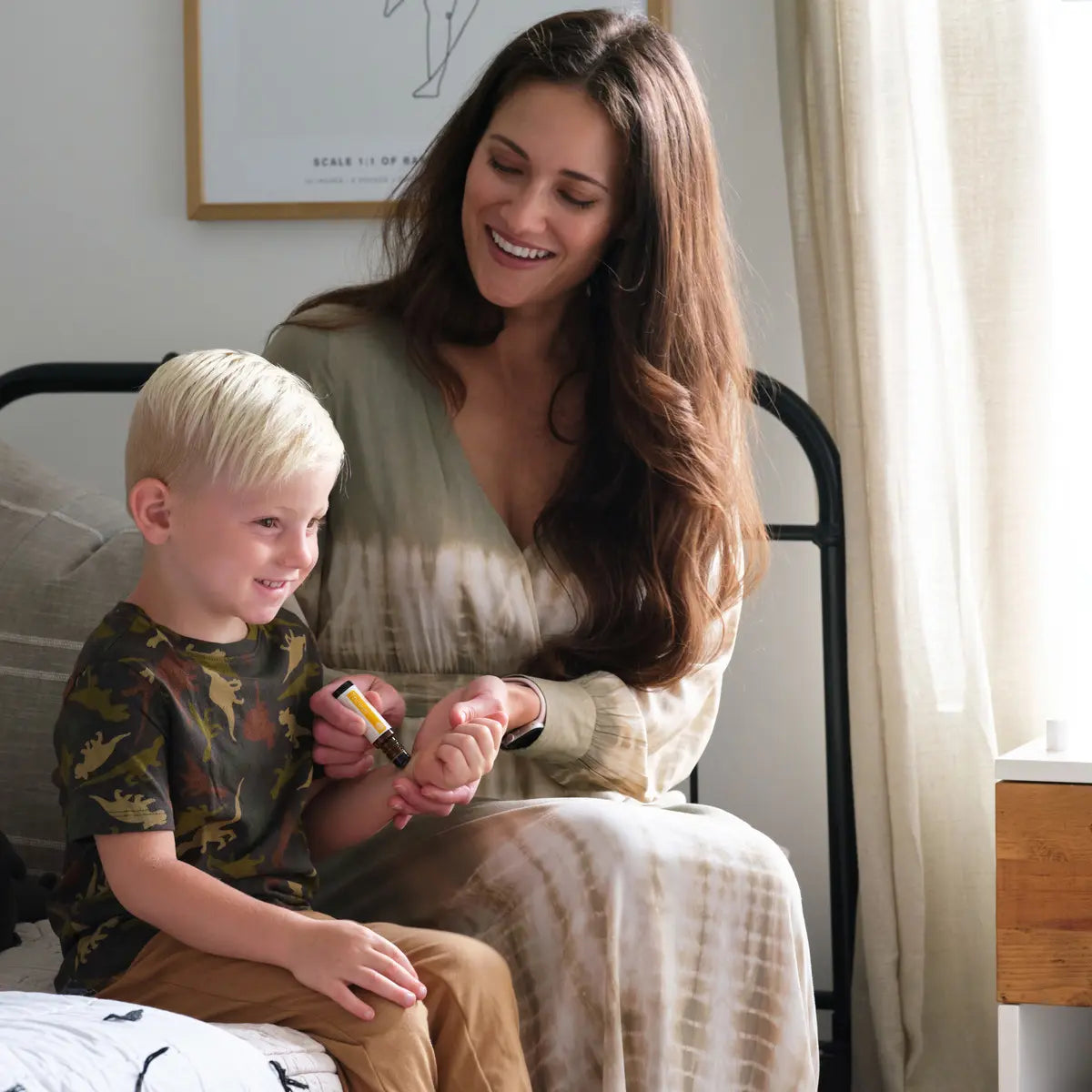 Thinker doTERRA Roll-On 10ml — mãe a aplicar em menino loiro no quarto, óleo essencial concentração criança