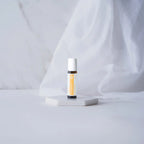 Thinker doTERRA Roll-On 10ml — pedestal branco com tecido drapeado em mármore, óleo essencial foco CPTG