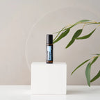 Whisper Touch doTERRA Roll-On 10ml — cubo branco com espelho circular e eucalipto, mistura feminina CPTG