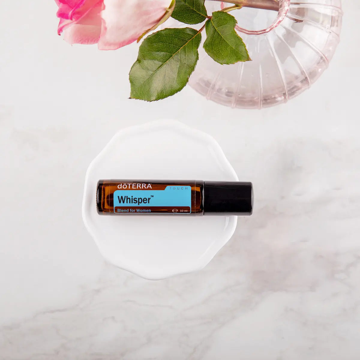 Whisper Touch doTERRA Roll-On 10ml — prato ondulado rosa com frasco de cristal, óleo essencial feminino puro