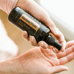 Sérum Yarrow Pom doTERRA 100ml — frasco cerâmica branca fundo bege, cuidados de pele, óleo essencial puro CPTG