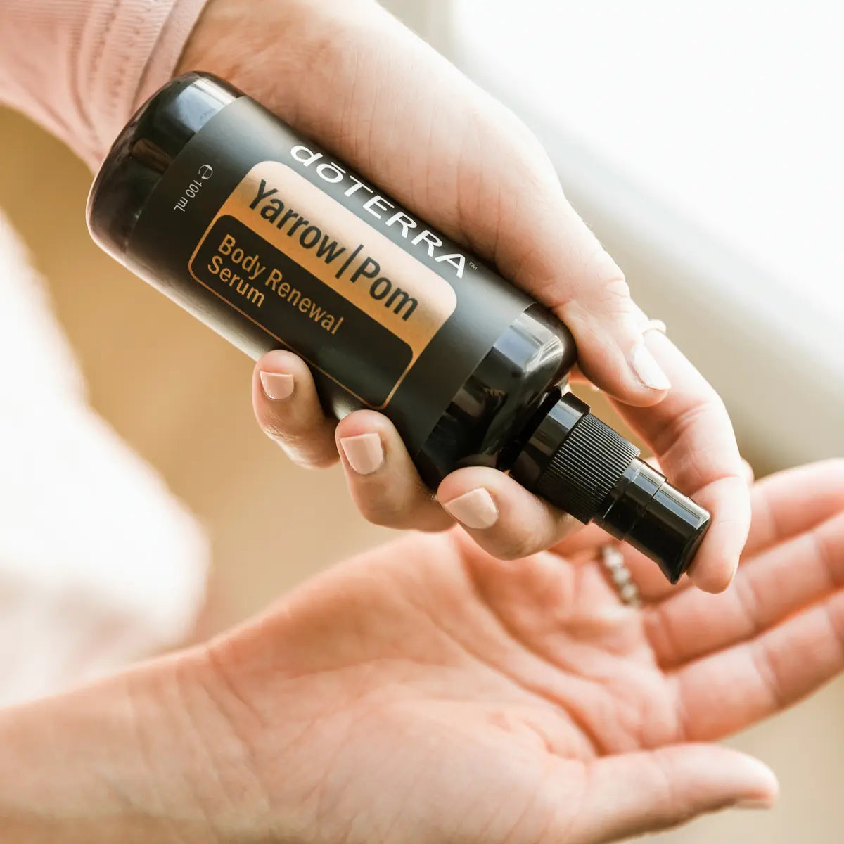 Sérum Yarrow Pom doTERRA 100ml — frasco cerâmica branca fundo bege, cuidados de pele, óleo essencial puro CPTG