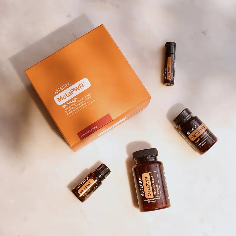 Sistema Meta-PWR doTERRA 2026 — coleção completa vista cenital sobre mármore, suplemento metabolismo