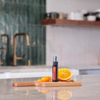 On Guard Spray Purificante doTERRA 27ml — tábua com laranja e canela na cozinha, aromaterapia natural CPTG