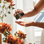Cápsulas Moles CP+ doTERRA — mãos a segurar frasco com flores laranjas, suplemento proteção celular, bem-estar