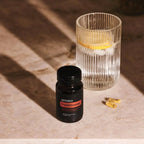 Cápsulas Microesferas Incenso doTERRA — frasco junto a vaso com água, limão e mármore, suplemento natural CPTG