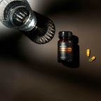 Cápsulas Microesferas Incenso doTERRA — frasco junto a vaso de cristal, fundo escuro, vista aérea, suplemento puro CPTG