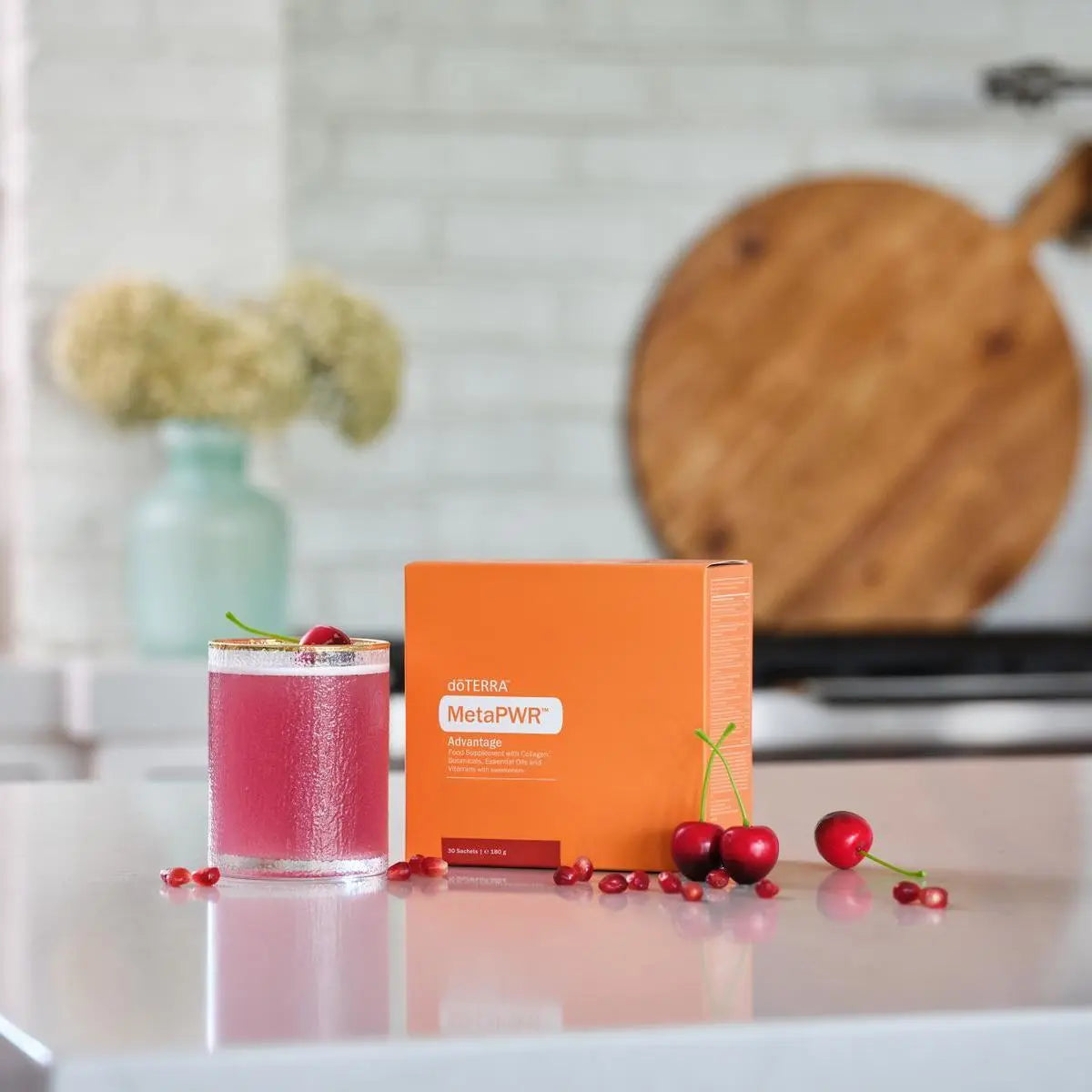 MetaPWR Advantage doTERRA cereja-romã — vaso com bebida e frutas frescas, suplemento para metabolismo saudável