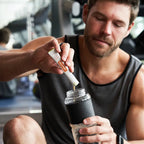 MetaPWR Advantage doTERRA — homem musculado no ginásio com garrafa preparada, suplemento desempenho físico CPTG