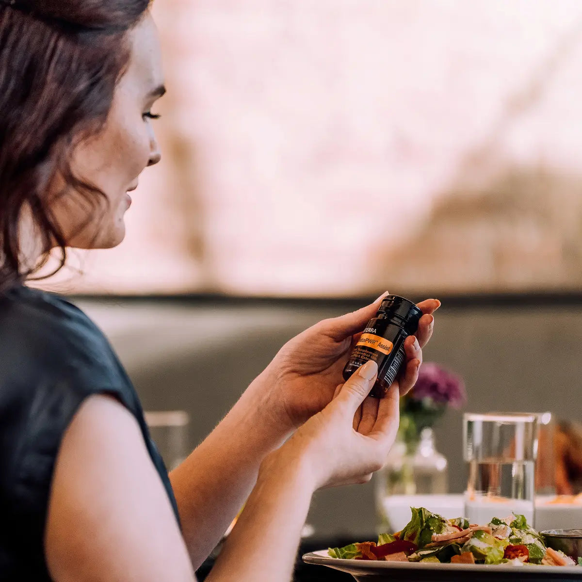 MetaPWR Assist doTERRA — frasco em foto de produto de estúdio, suplemento metabolismo e peso saudável certificado