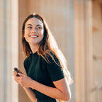 Sistema Meta-PWR doTERRA — mulher morena em exterior com colunas sob luz dourada, lifestyle suplementos bem-estar