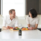 Microplex VMz doTERRA — casal na cozinha com frutas e legumes, suplemento vitaminas e minerais natural CPTG