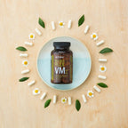 Microplex VMz doTERRA — prato azul com cápsulas e flores, vista aérea, suplemento multivitamínico certificado CPTG