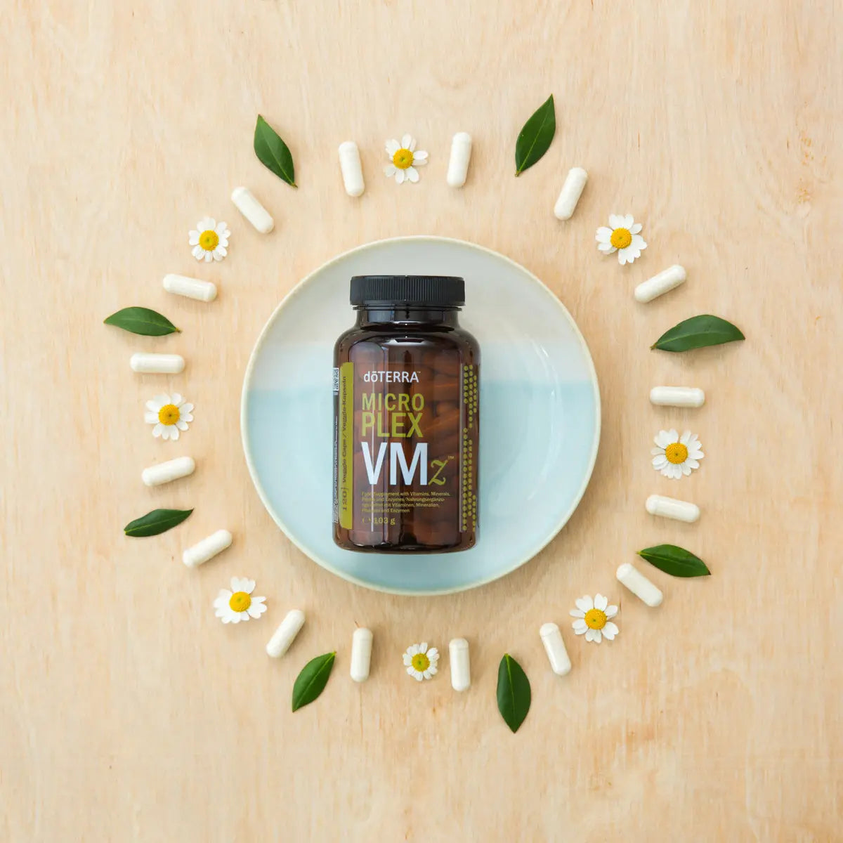 Microplex VMz doTERRA — prato azul com cápsulas e flores, vista aérea, suplemento multivitamínico certificado CPTG