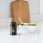 Microplex VMz doTERRA — cápsulas junto a salada sobre mármore, suplemento vitaminas minerais puro natural