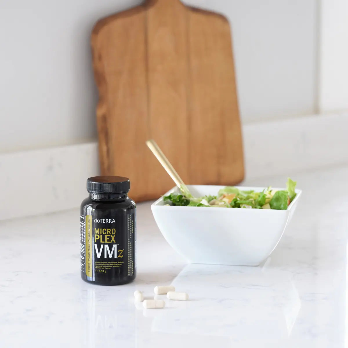 Microplex VMz doTERRA — cápsulas junto a salada sobre mármore, suplemento vitaminas minerais puro natural