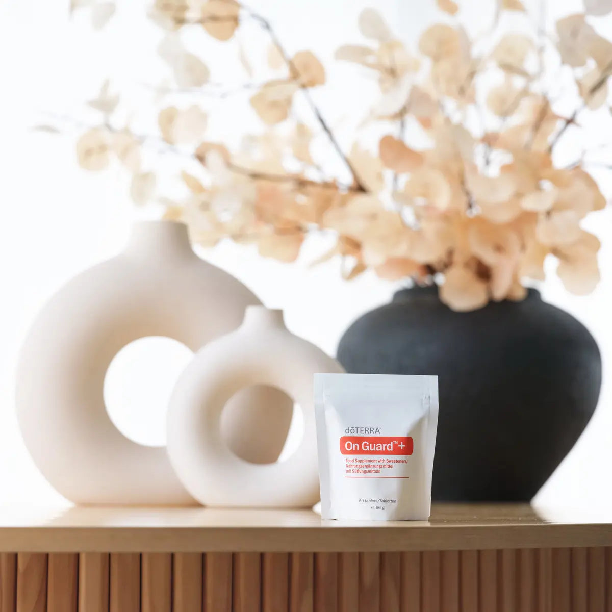 Pastilhas Mastigáveis On Guard+ doTERRA — saco em prateleira com jarros e flores secas, suplemento imunidade natural