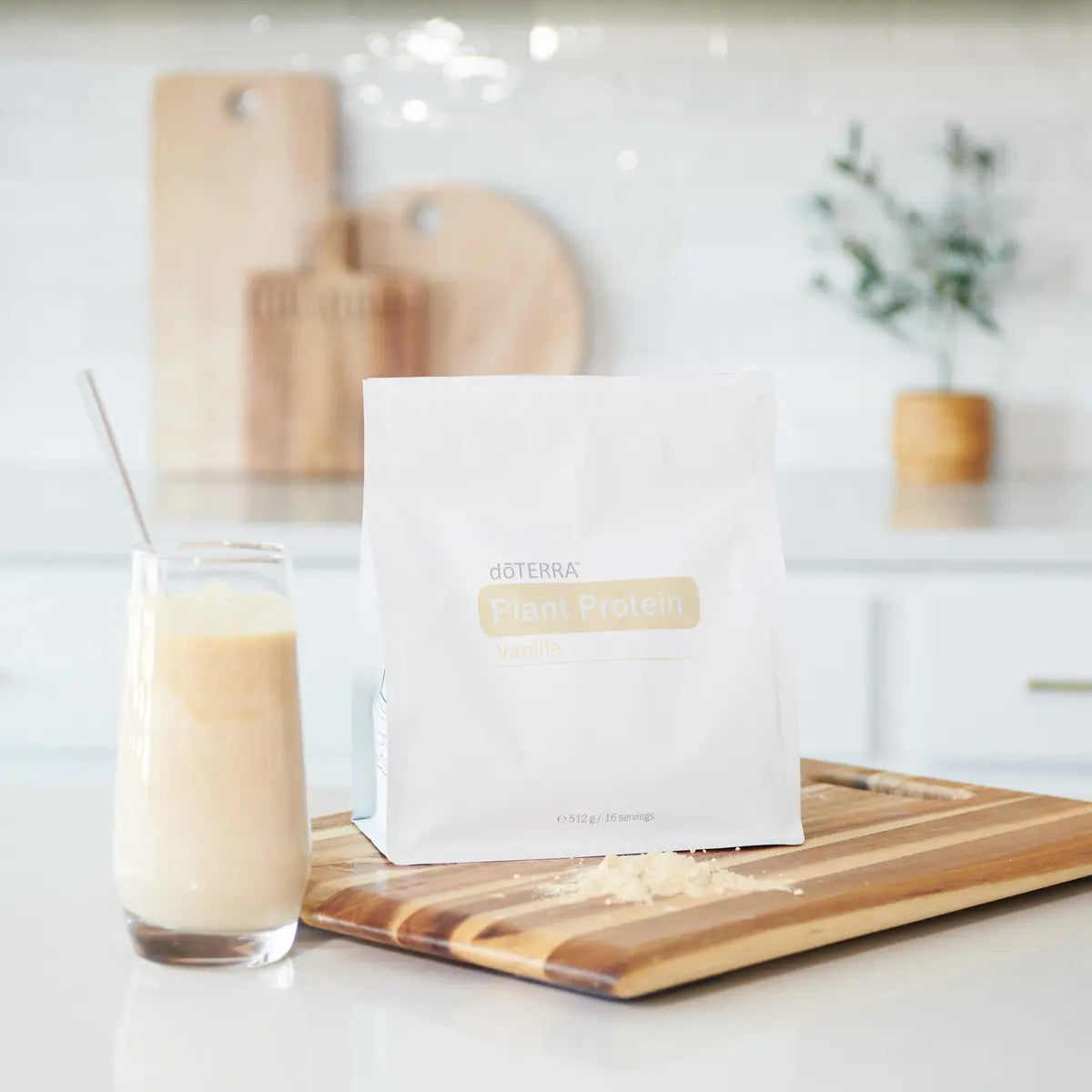 Proteína Vegetal Baunilha doTERRA 512g — saco com batido em tábua de madeira na cozinha, proteína vegetal pura CPTG