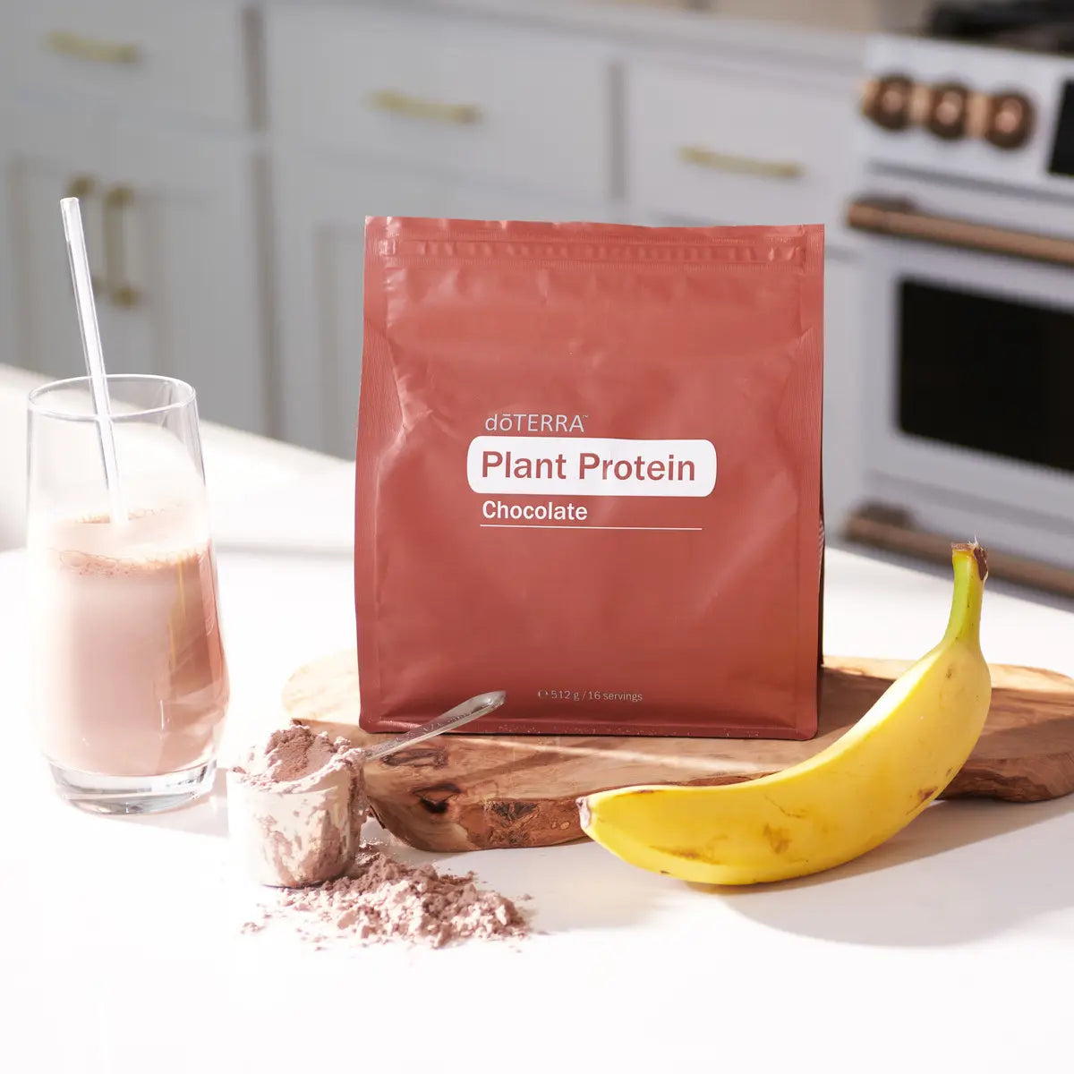 Proteína Vegetal Chocolate doTERRA — saco com batido de banana na cozinha, proteína vegetal pura natural CPTG