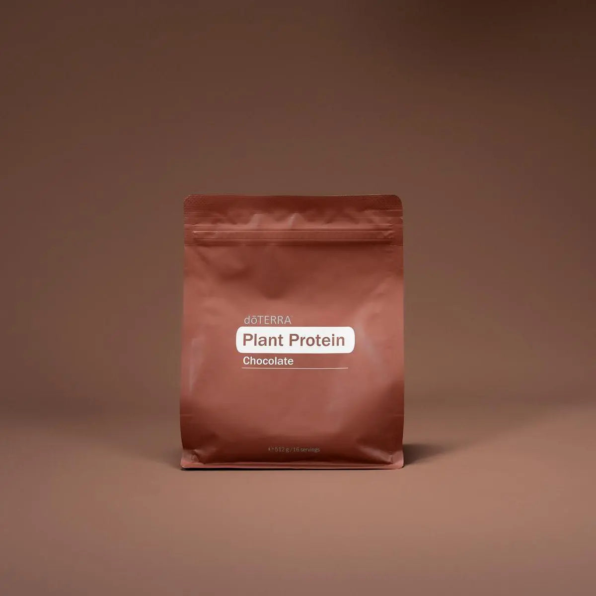 Proteína Vegetal Chocolate doTERRA — saco em estúdio sobre fundo castanho, proteína vegetal certificada pura CPTG
