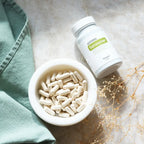 TerraZyme doTERRA 90 ct — cápsulas em tigela branca com flor seca, vista aérea, suplemento enzimas digestivas CPTG