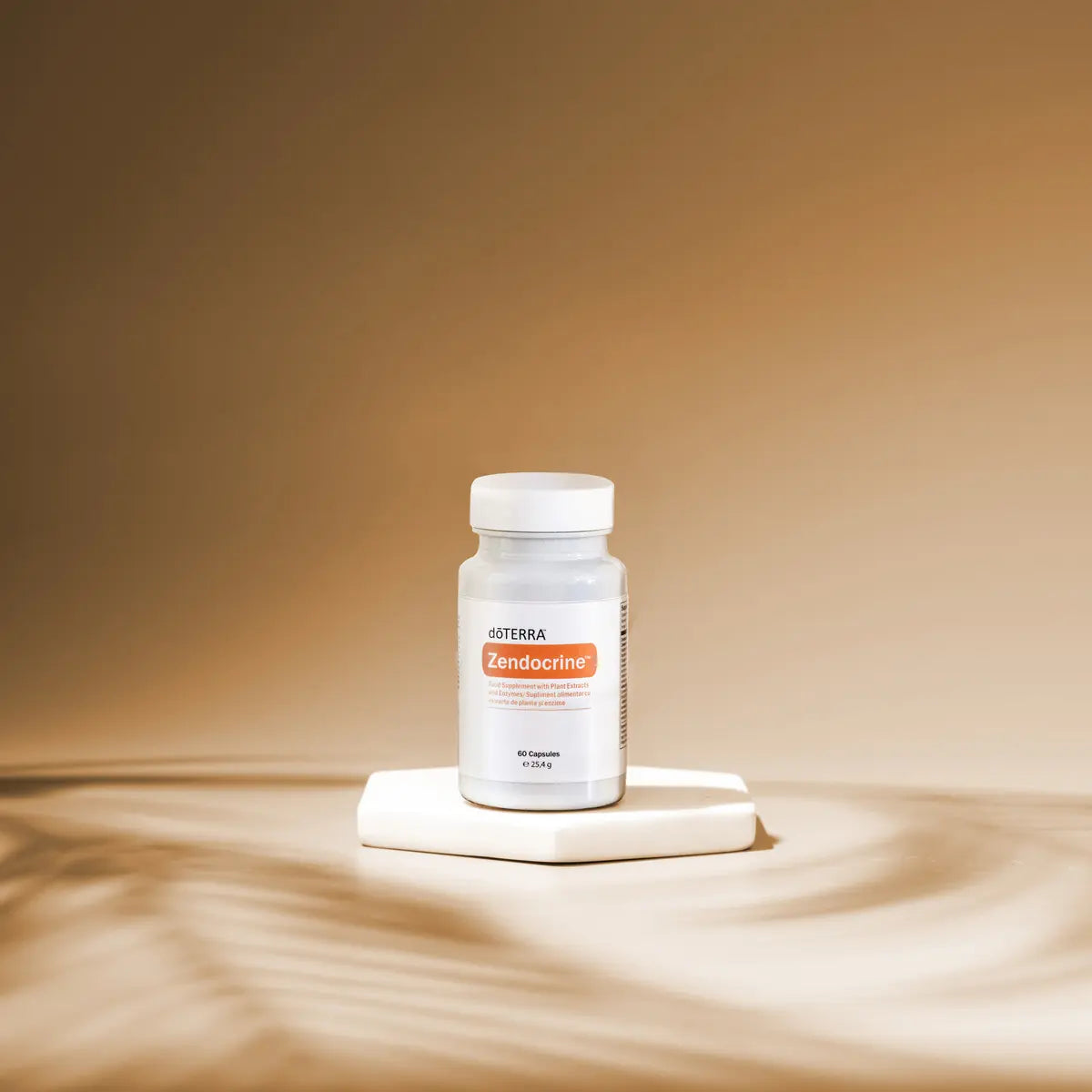 Complexo Zendocrine doTERRA 60 un frasco branco em pedestal com fundo bege — suplemento detox natural para saúde hepática CPTG