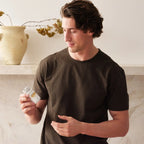 Complexo Zendocrine doTERRA 60 un homem moreno segurando frasco — suplemento detox natural para saúde hepática CPTG
