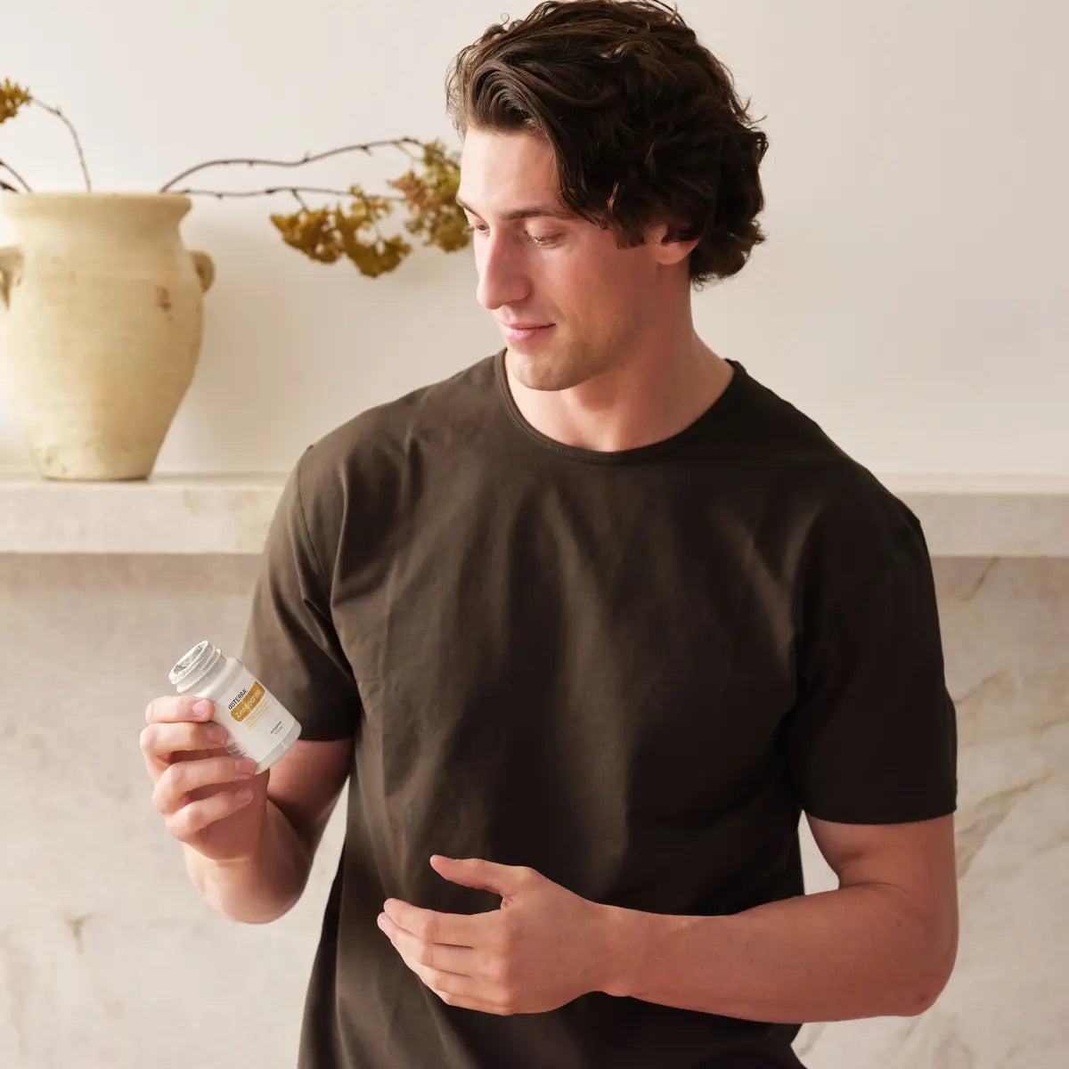 Complexo Zendocrine doTERRA 60 un homem moreno segurando frasco — suplemento detox natural para saúde hepática CPTG