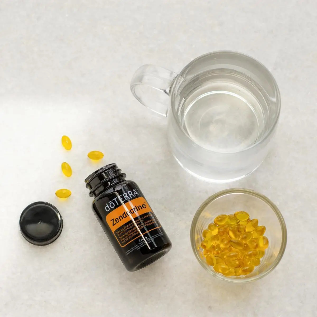 Cápsulas moles Zendocrine doTERRA frasco aberto com tigela de softgels e vaso vista de cima — suplemento detox natural CPTG