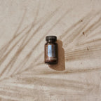Cápsulas moles ZenGest doTERRA frasco na areia com sombras de palmeira vista de cima — suplemento digestivo natural com óleos essenciais CPTG