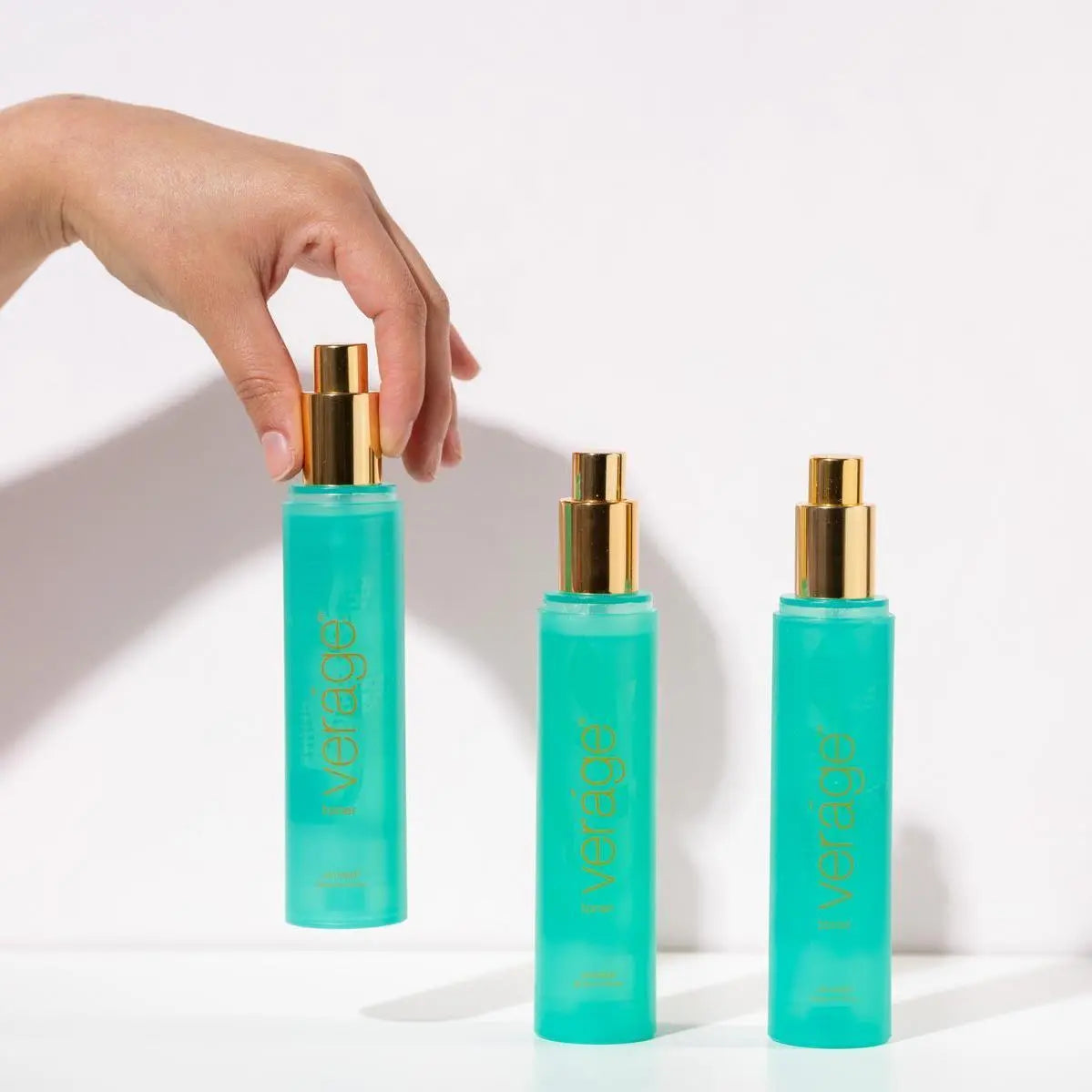 Tónico Veráge doTERRA 50ml frasco spray em estúdio com fundo claro — tónico facial natural para pele luminosa