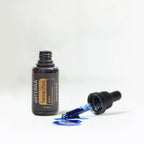 Yarrow Pom doTERRA 30ml frasco aberto com conta-gotas e óleo azul derramado — óleo de yarrow e romã puro CPTG