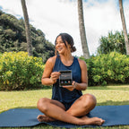 Kit De Yoga doTERRA com óleos essenciais mulher em tapete de yoga no Havai — coleção de óleos para prática de yoga CPTG