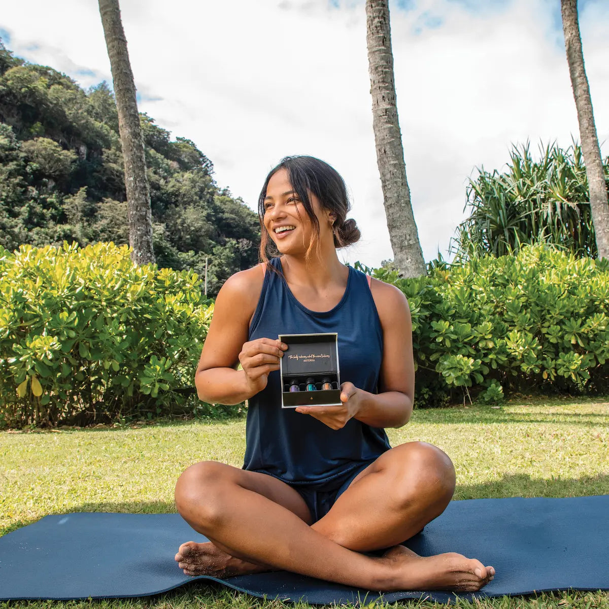 Kit De Yoga doTERRA com óleos essenciais mulher em tapete de yoga no Havai — coleção de óleos para prática de yoga CPTG