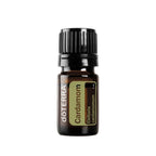 Frasco de óleo essencial de cardamomo 5ml da doTERRA em fundo branco