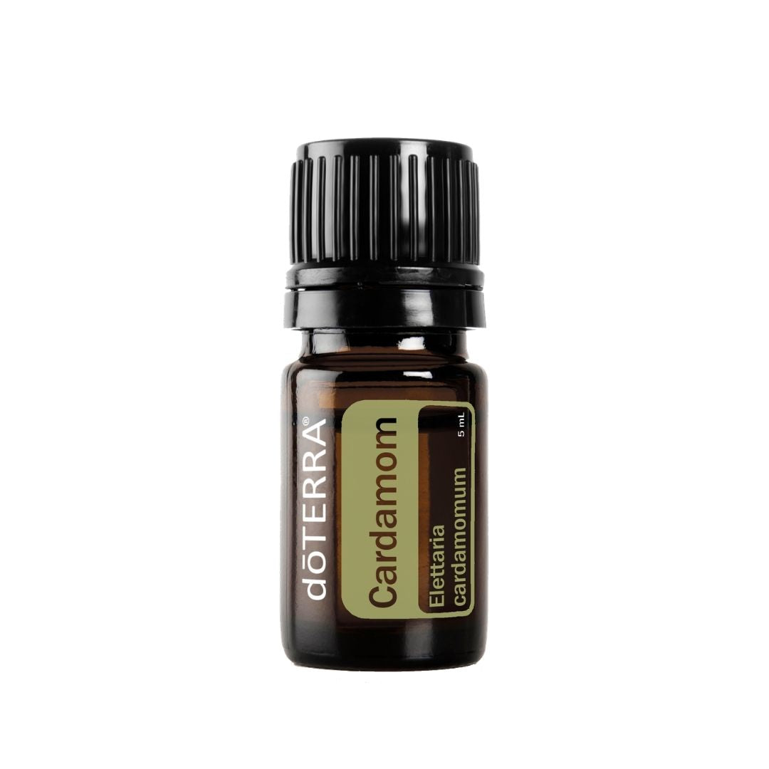 Frasco de óleo essencial de cardamomo 5ml da doTERRA em fundo branco
